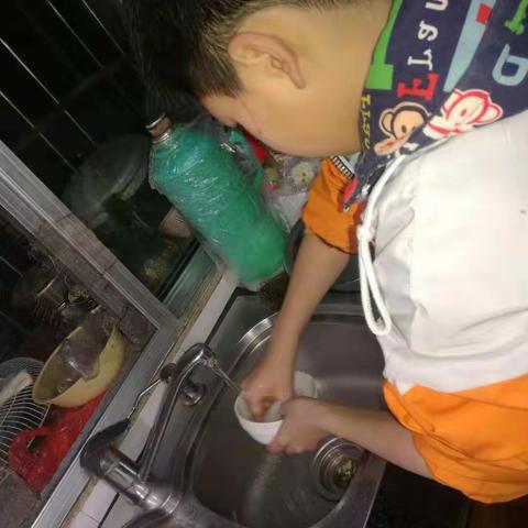 上饶市第一小学    二七中队                                    (叶佳奇)