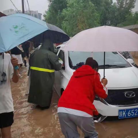 雨中的逆行者