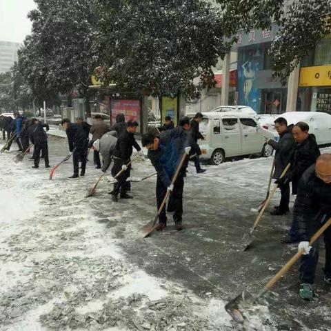 人社局一家人全体出动扫雪行动