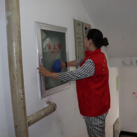 包联单位进社区 清洁打扫暖人心