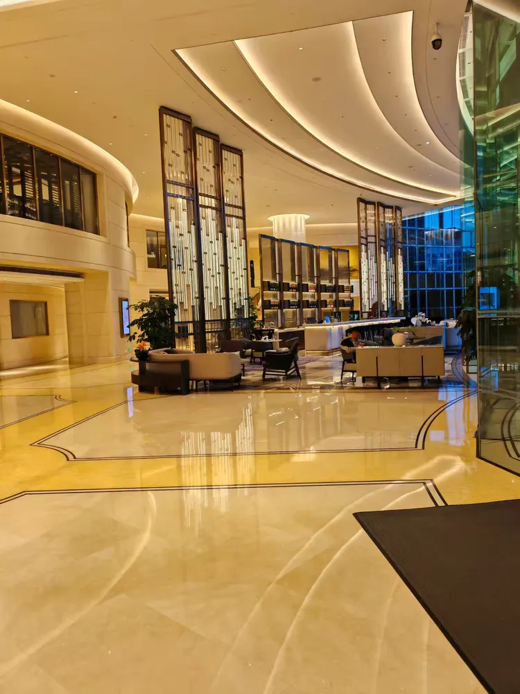 北京君悦大酒店是一个五星级酒店,内部设施齐全,豪华装修,这是大堂