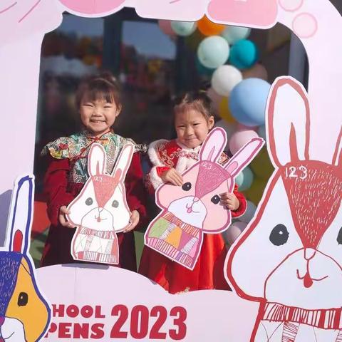 伴随着兔年的吉祥，我们迎来了开学季！让我们一起走进海韵中二班，一起欣赏孩子们的幸福时刻！