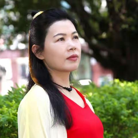 大家可以在抖音里搜索晨风太极，这位美女老师是武林之家的长女，这位美女教的太极可厉害了👍👍👍