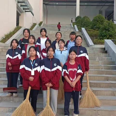 志愿服务在行动 清洁校园美环境