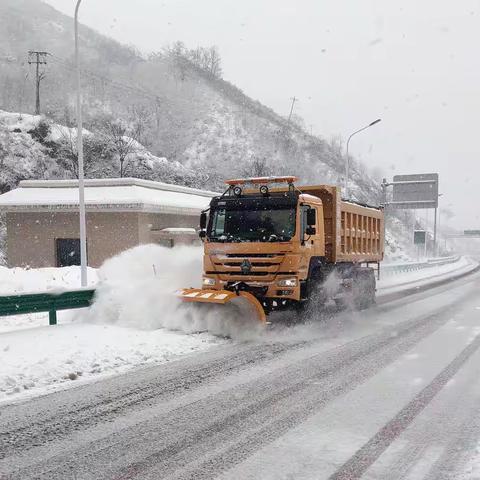 西阜养护中心全力打好除雪保畅攻坚战