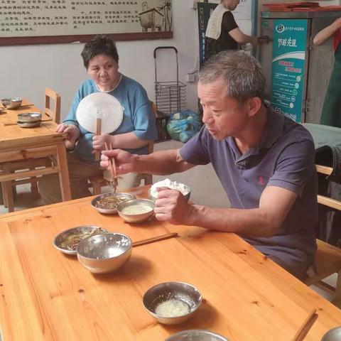 心手相牵  共享阳光