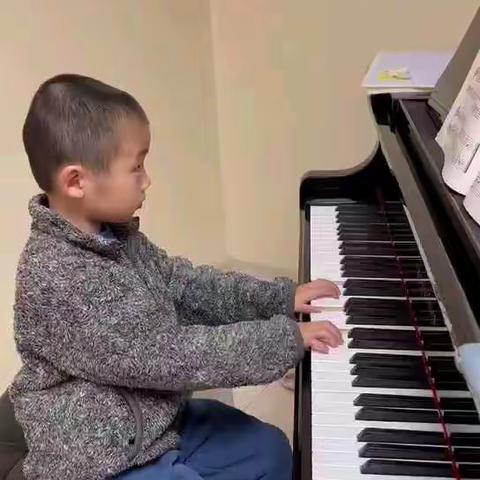 记录钢琴学习：2021年11月27日上课实录，对五线谱有点懵😇跟姑姑老师越来越熟开始随便，坐不住小动作不断。