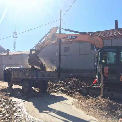 赵家堡村清理生活垃圾