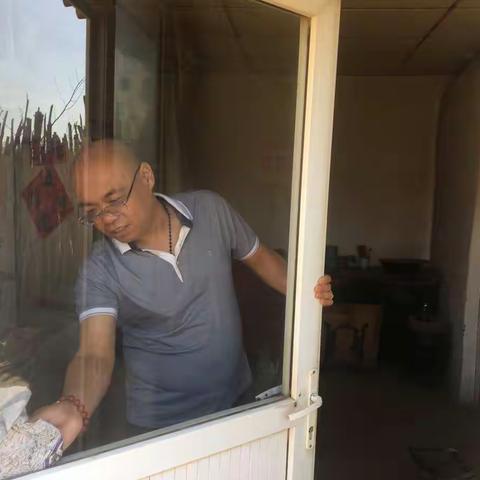 驻村工作队帮助贫困户打扫卫生