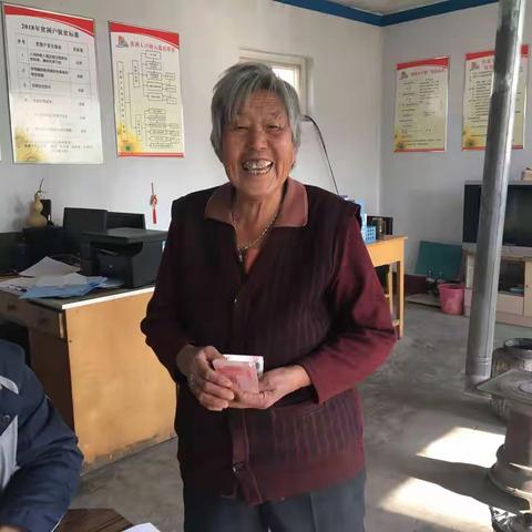 寒冬时节送分红，天寒地冻人情浓