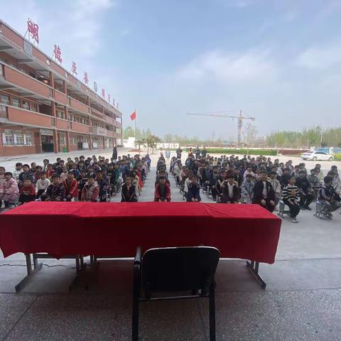 提高法律意识，创建平安校园                     ——明德小学法制进校园活动