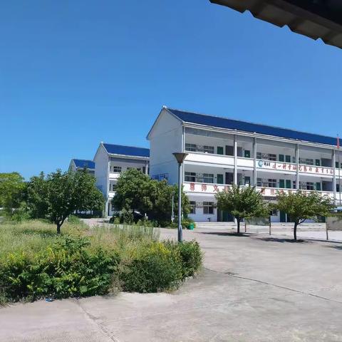 丹桂飘香，书声朗朗                             --锦屏镇灵山小学