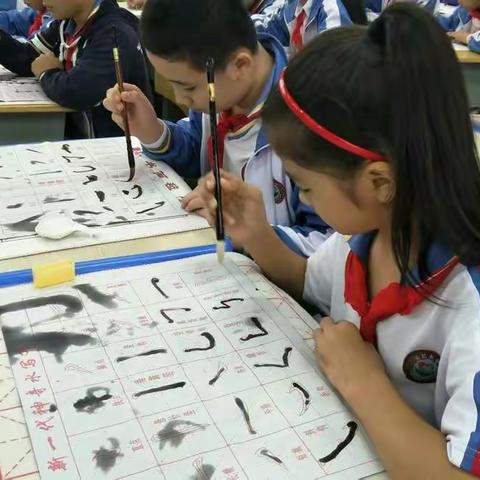 屯昌小学六（5）班书法训练