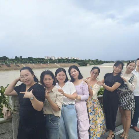 清泉缓流