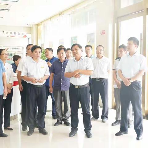 汤阴农商银行营业部为创建文明城市时刻准备着