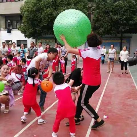 黔西县小太阳幼儿园在新年来临之际，恭祝大家阖家幸福，万事如意！