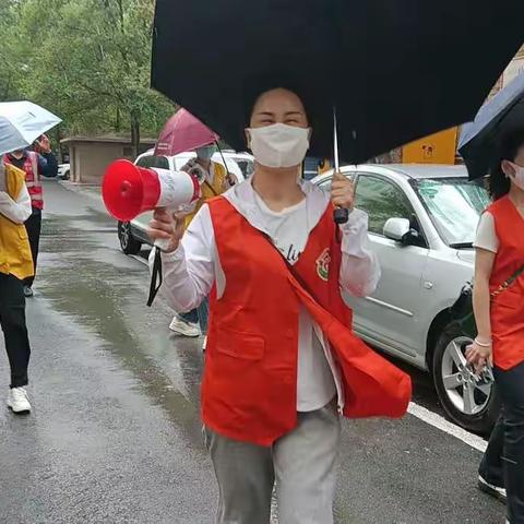 弘扬时代新风尚  雨中再现志愿美