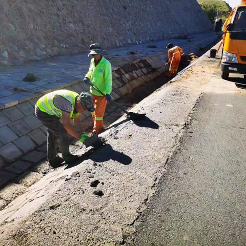 东胜公路工区抢抓公路边沟专项整治 维护着力提升公路出行环境