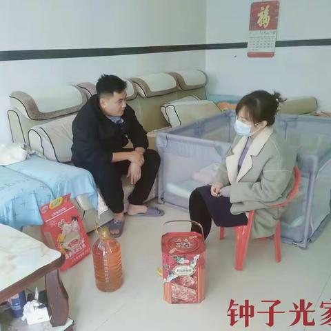 乌烈镇财政所开展春节前慰问退休干部活动