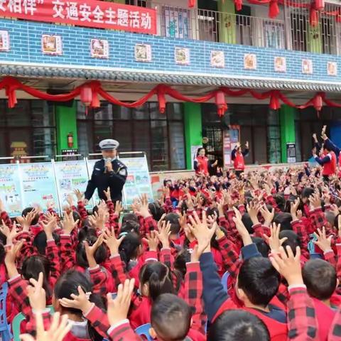 “安全童行   平安相伴”芒市交警大队走进芒市红苹果幼儿园开展交通安全活动