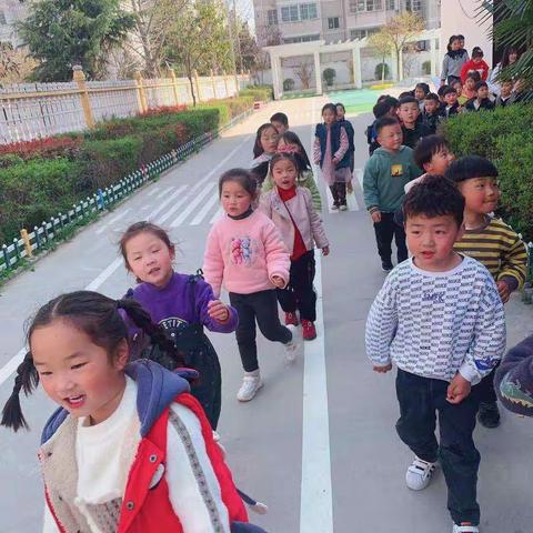 张庄镇中心幼儿园 大四班孩子们校园踏青