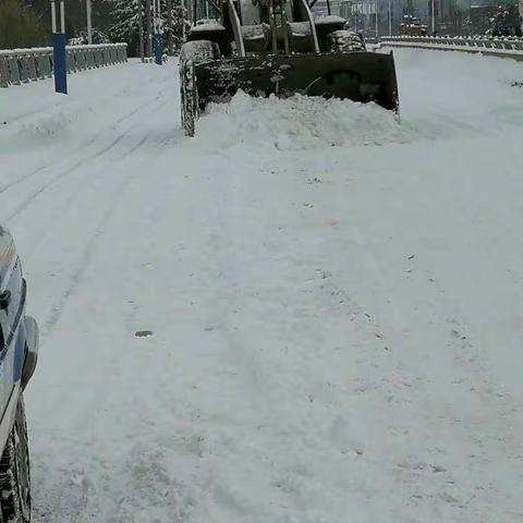 公路局全力除雪保通