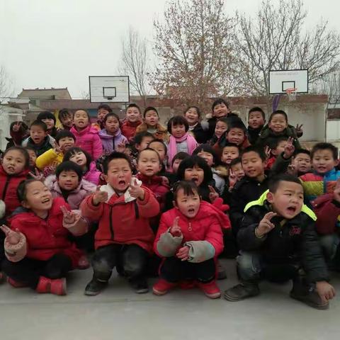 一年级一班全体师生祝大家元旦快乐！