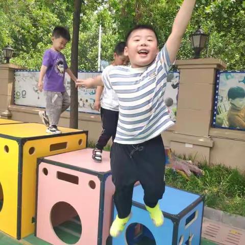 东营市广饶县稻庄镇中心幼儿园开展户外活动