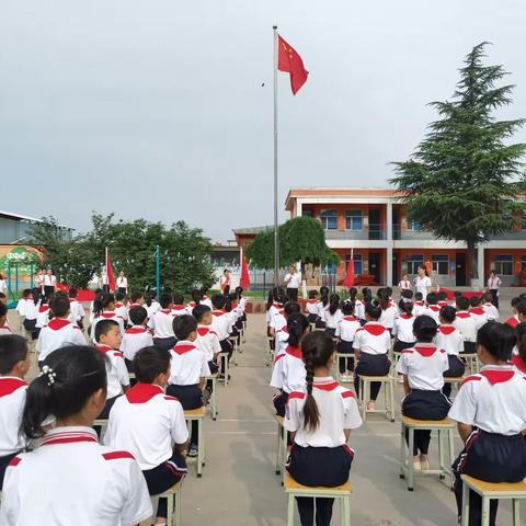 侯马市凤城村学校“红领巾心向党——争做新时代好队员”六一入队仪式暨表彰活动