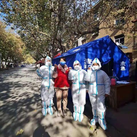 寒风中送油饼的人