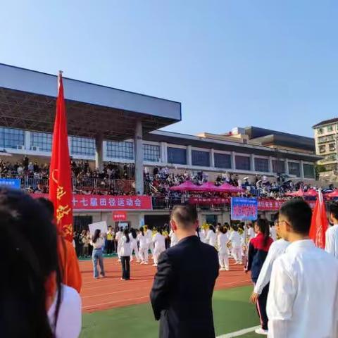 湖南人文科技学院第十七届校运会现场气氛热烈，观众热情高涨