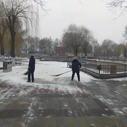 区绿化管护队清扫公园广场积雪，保障市民游园安全