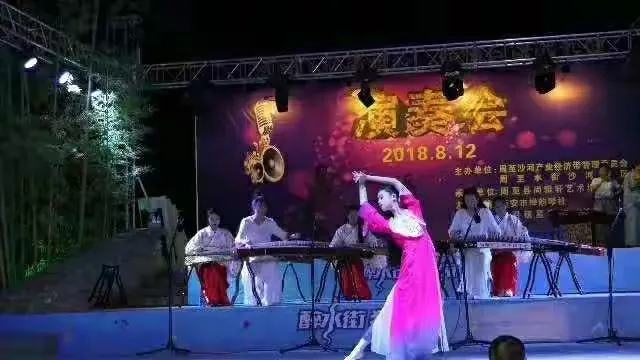 携学生弹首“香山射鼓”