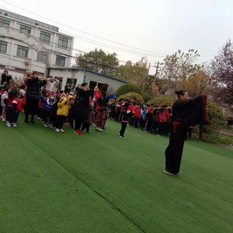 圣伦国学幼儿园是以国学为主的园所，每周一的拜孔仪式都会让孩子们沉沉在古典音乐中，心中都会播下文明礼仪，