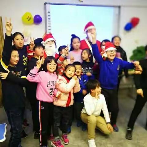 厚植堂全体教职员工恭祝大家: 新春愉快 ，好运连连！