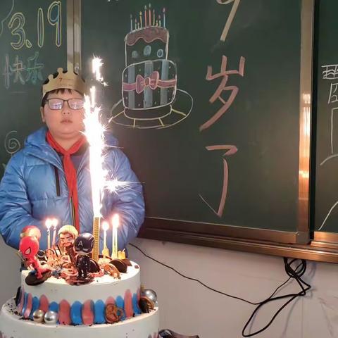 同学生日班里过 师生祝福一家亲