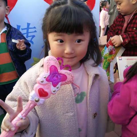 南岔区幼儿园“大手牵小手”义卖活动