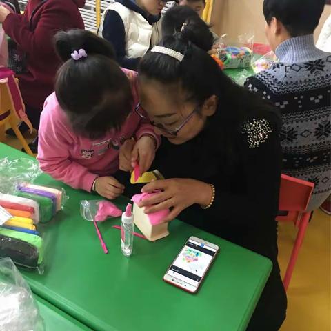 南岔区幼儿园大四班亲子手工粘土制作