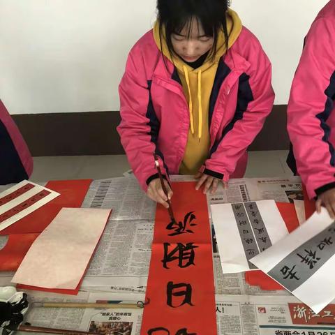 武中小志愿者们到社区送年货了！