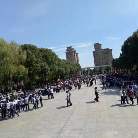 欣逢金秋运动会 又是爱心义卖时