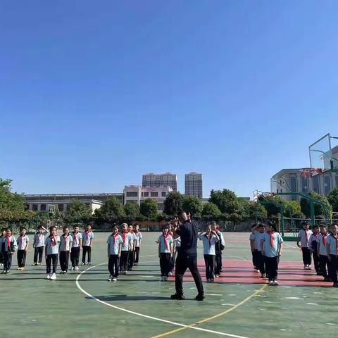 最美华盛体育，小学体育达标课，《立定跳远》教学