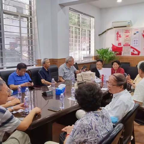 五支部党员在离退休干部之家过组织生活