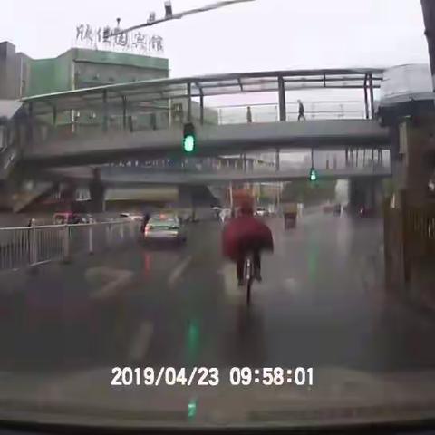 国光路口骑车人