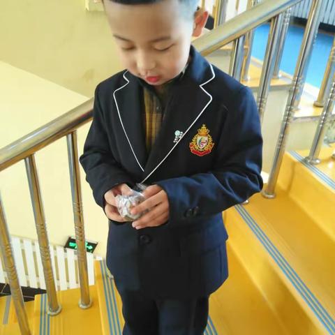 我是实验幼儿园菊菊班陈枫，和妈妈一起体验《味来食光》，体验快乐购物，感悟幼儿园生活得美好！感恩！难忘！