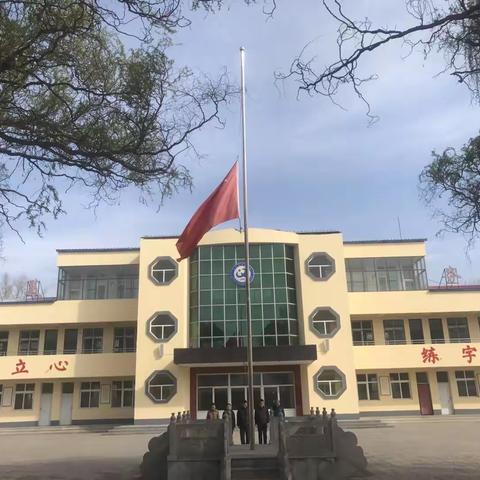 长子七中红领巾向“英雄”致敬