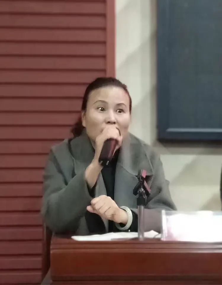 活动由侯群芳副主任主持