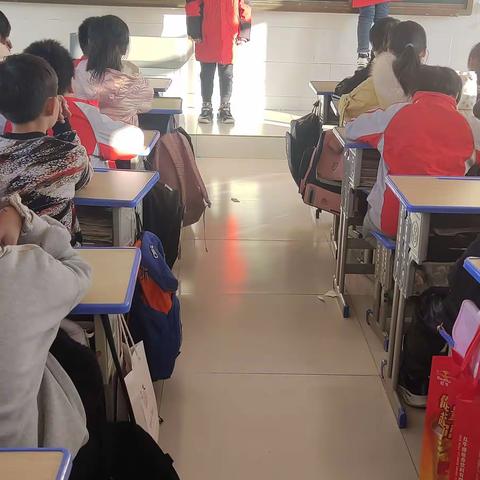 新建路小学五二班“听故事，讲故事”活动