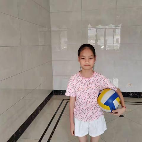 练排球冯筱婷
