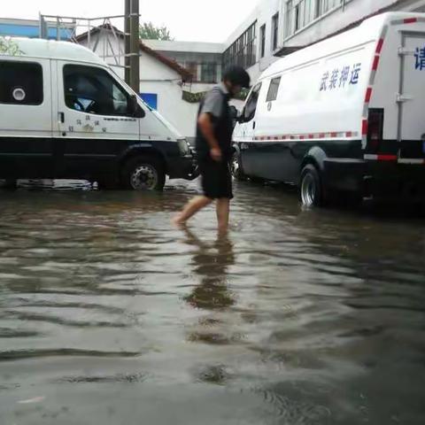 狂风骤雨中他们奋勇前进