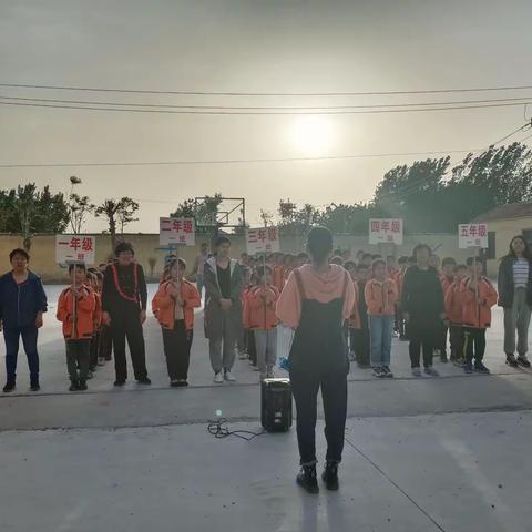 甄魏小学举行放学路队比赛